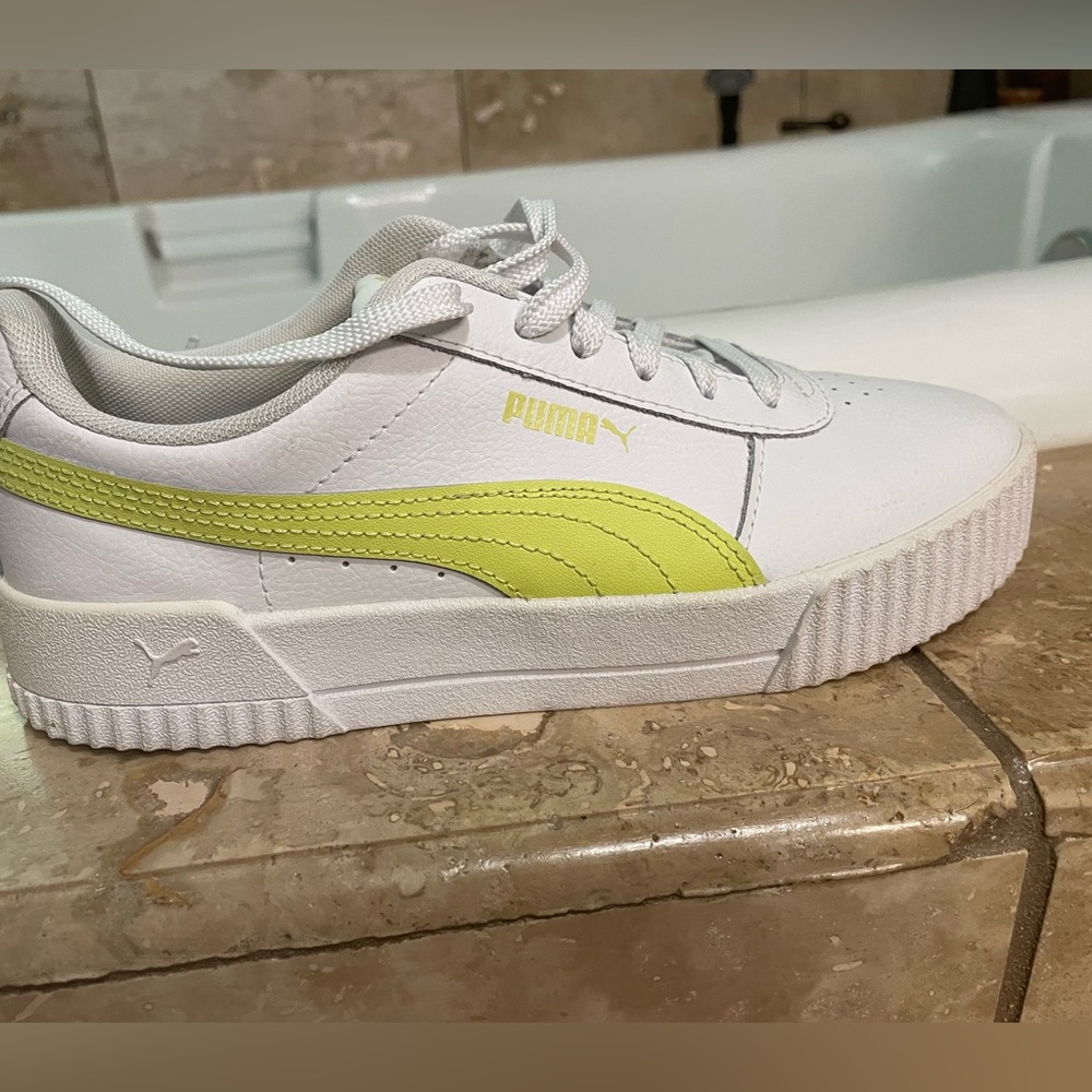 PUMA Women’s White Leather sneakers tennis shoes